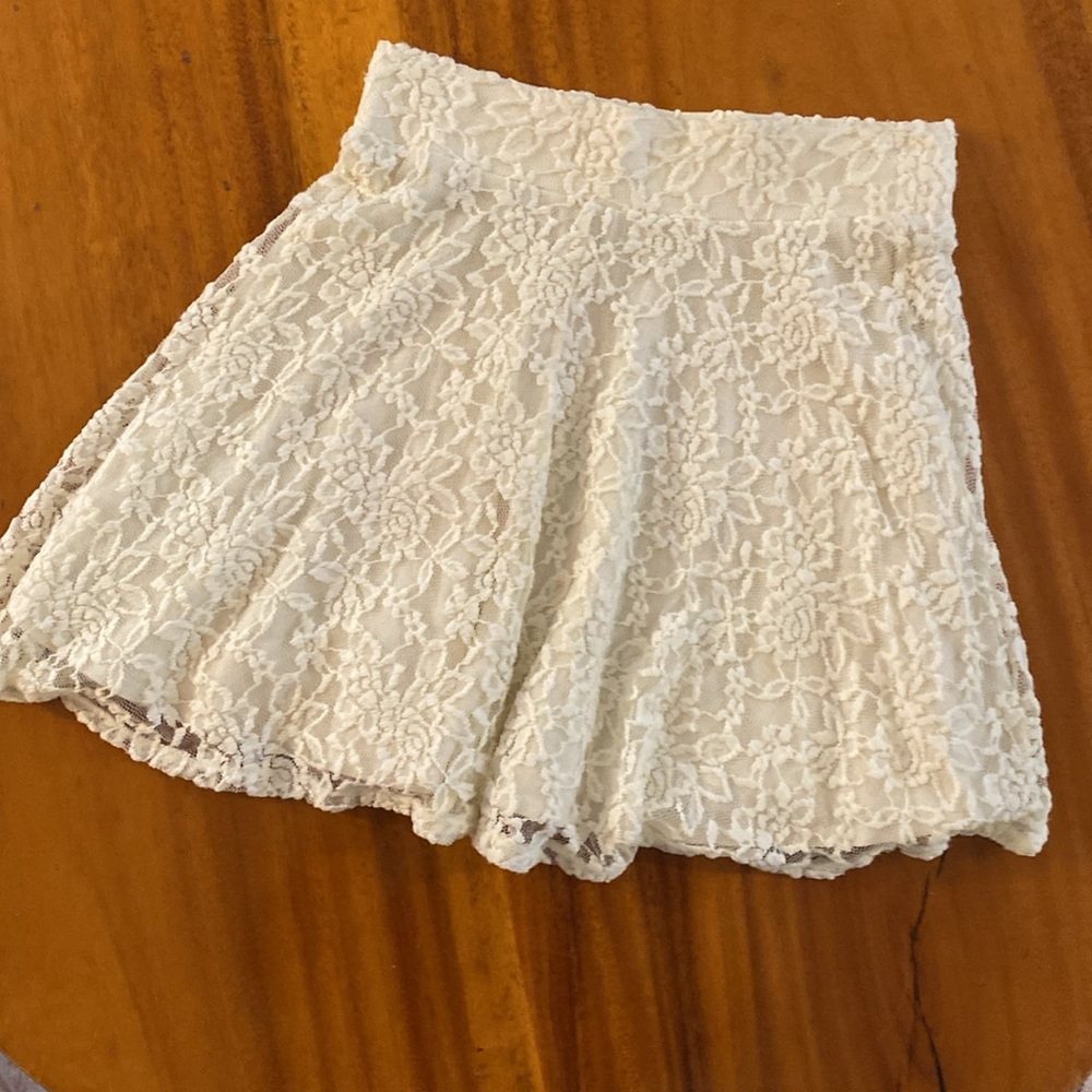 Like New 🌺 Hollister Embroidered Lace Small Skirt w/a Built in Slip..Beautiful